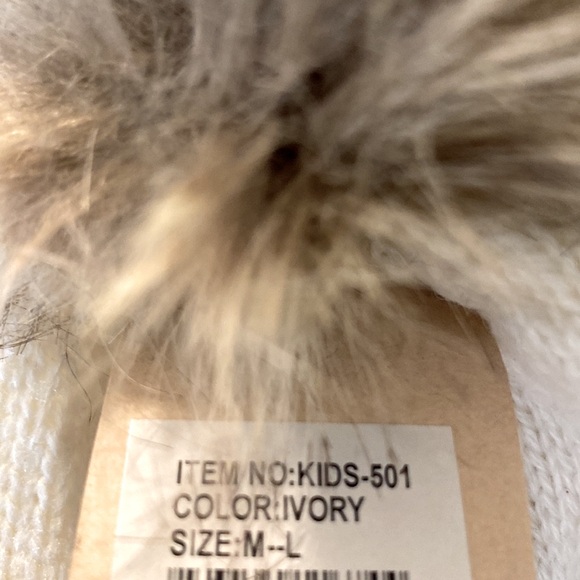 NWT C.C KIDS EXCLUSIVE LITTLE GIRLS IVORY POM BEANIE - Picture 6 of 6